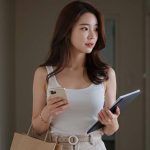 집을 둘러보는 여자