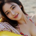 튜브에 기대고 있는 여자