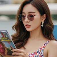 잡지책 읽는 여자